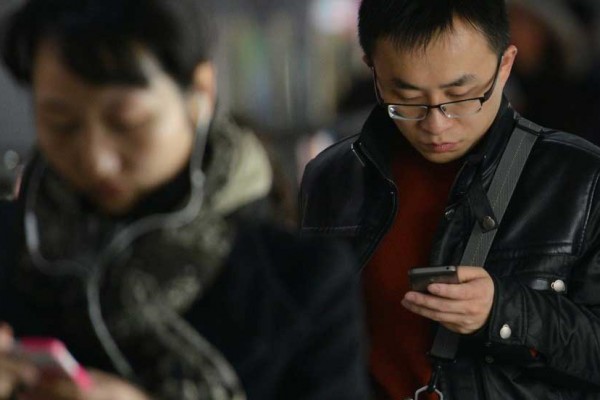 Photo de Chinois regardant leur smartphone
