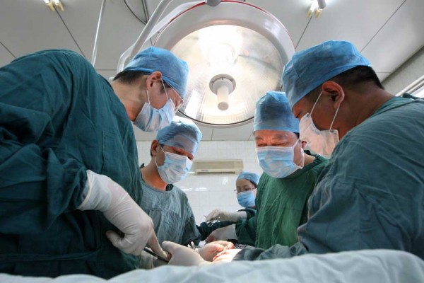 Photo de la salle d'opération avec les chirurgiens