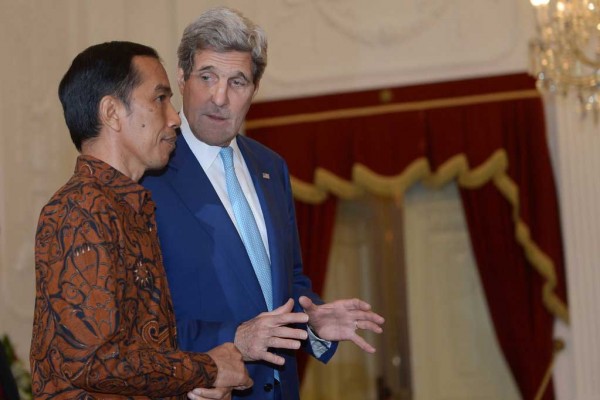 Photo de John Kerry et Joko Widodo
