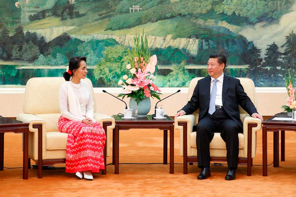 Photographie d'Aung San Suu Kyi en compagnie de Xi Jinping