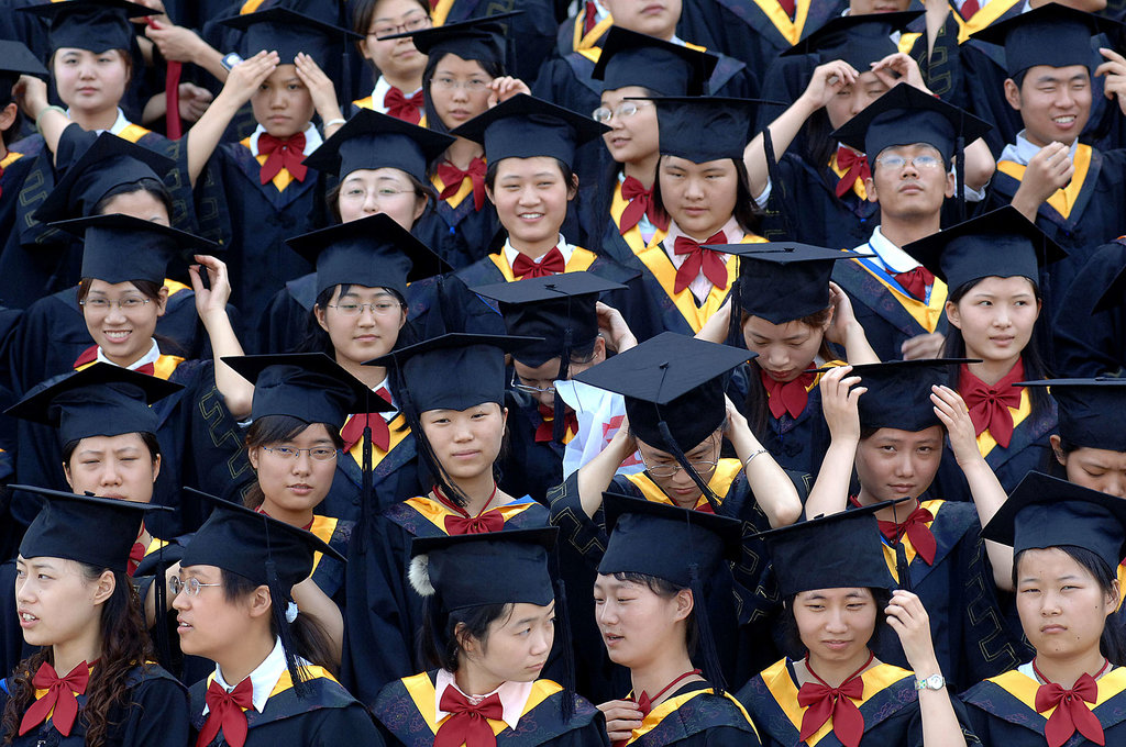Photographie d'un groupe d'étudiants chinois en robes universitaires.
