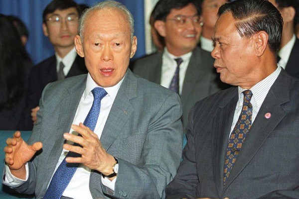 Lee Kuan Yew en dicussion avec Wutthichai Wuthisiri