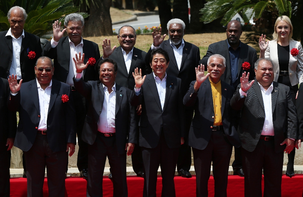 Photo du Premier ministre japonais Shinzo Abe (au centre) entourés des chef de gouvernement des îles du Pacifique