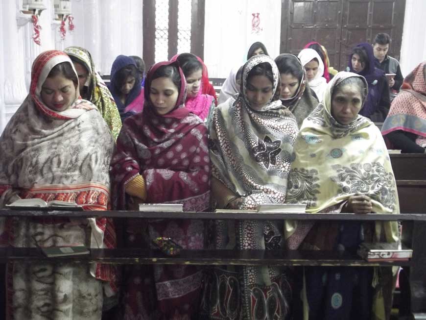 La communauté chrétienne de Peshawar célèbre Noël dans l’Eglise de Tous les Saints le 25 décembre 2014. Le 16 décembre, une attaque des Talibans pakistanais avait fait 148 morts dont 132 enfants. Le 22 septembre 2013, deux attentats suicides à l’explosif avait visé l’Eglise de Tous les Saints : 127 morts et 250 bléessés (Crédit : CITIZENSIDE/MUSARRAT ULLAH/AFP)