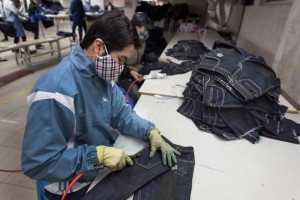 Usine de fabrication de jeans au Vietnam (mars 2015). (Crédit : Ton Koene / Picture-Alliance/AFP)