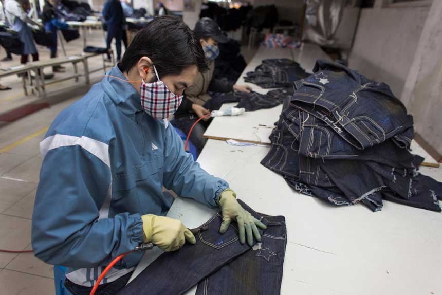 Usine de fabrication de jeans au Vietnam (mars 2015). (Crédit : Ton Koene / Picture-Alliance/AFP)