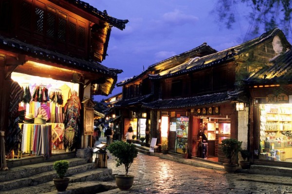 Le centre-ville de Lijiang en soirée