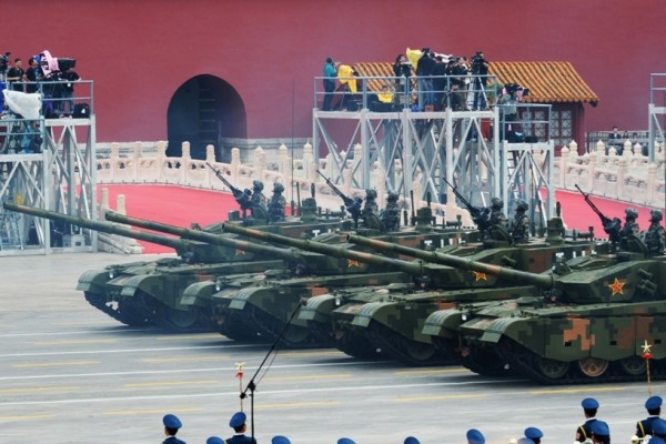 Véhicules militaires en pleine répétition de la parade de commémoration de la victoire dur le Japon, sur la place Tian’anmen à Pékin le 23 août 2015