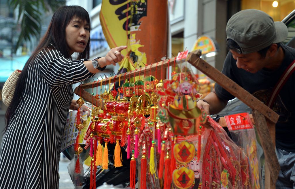 Une cliente achète des décorations pour le Nouvel An chinois à Jakarta, le 9 février 2013