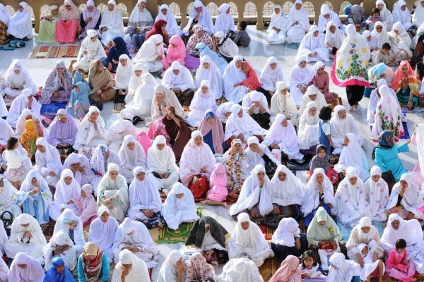 Des musulmans indonésiens sont rassemblés pour célèbrer la prière de l’Eid el-Fitr dans la province d’Aceh en juillet 2015