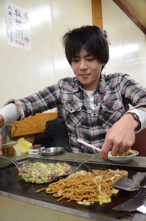 Dans ce restaurant situé dans le quartier de Temmaa, les clients préparent leurs okonomiyaki selon leurs goûts
