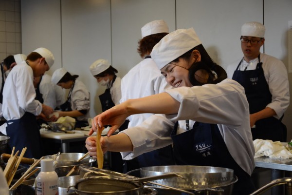 A l’école hôtelière Tsuji, les élèves apprennent les bases puis se perfectionnement en gastronomie japonaise