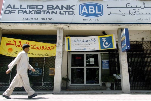 Devant une branche de la 5ème banque du Pakistan, le 24 juillet 2004 à Islamabad