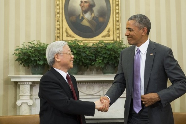 Le secrétaire général du Parti communiste vietnamien Nguyen Phu Trong reçu par le président américain Barack Obama dans le Bureau Oval à la Maison Blanche, le 7 juillet 2015 à Washintgon