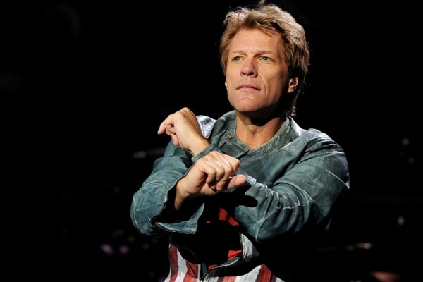 Bon Jovi lors d’un concert au Staples Center de Los Angeles, le 11 octobre 2013. La tournée du rocker en Chine vient d’être annulée car l’Américain a affiché dans le passé son soutien au Dalaï-Lama. (Crédit : Kevin Winter/Getty Images/AFP)