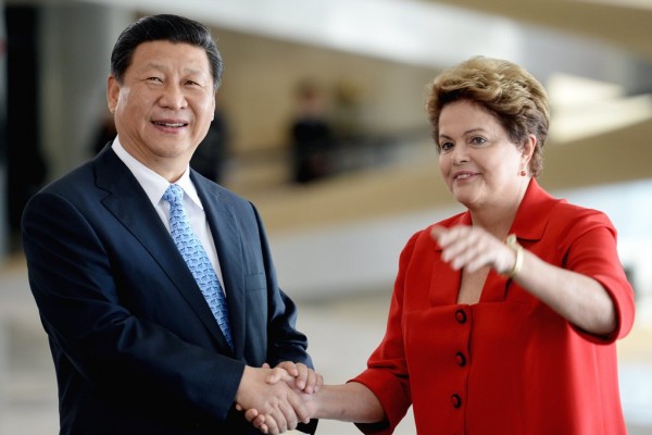 Le président chinois Xi Jinping reçu par la présidente brésilienne Dilma Rousseff à Brasilia le 17 juillet 2014. C’est le Brésil qui se trouve parmi les plus touchés par le ralentissement de l’économie chinoise