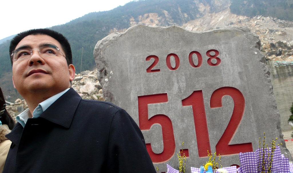 Chen Guangbiao, le célèbre homme d’affaire et philanthrope chinois pose ici devant une stèle érigée en mémoire des victimes du tremblement de terre du Sichuan de 2008. (Crédit : Huang He Ly / Imaginechina/AFP)