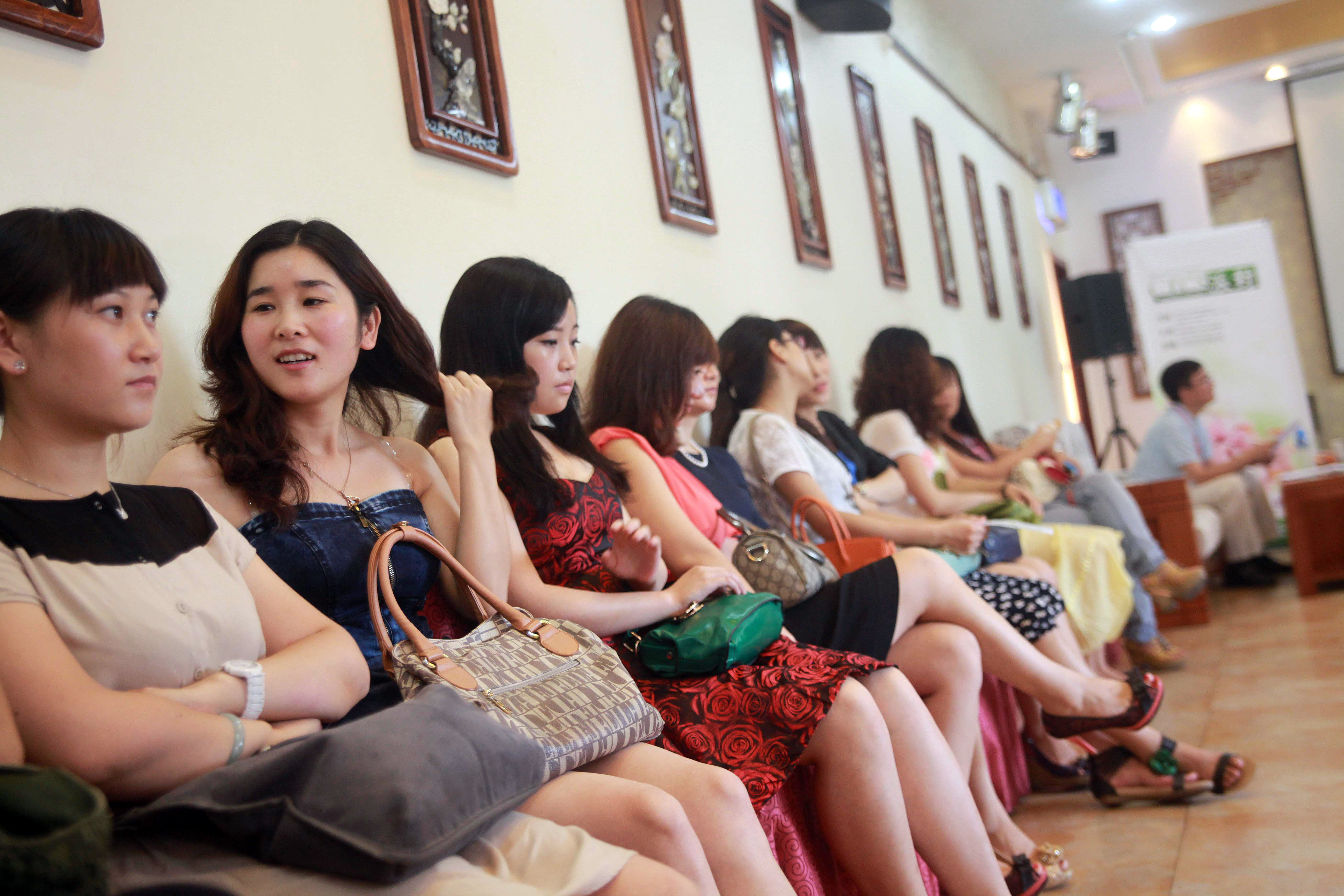 Des jeunes femmes chinoises attendent sagement leur passage pour un entretien d’embauche. (Crédit : STR/AFP)