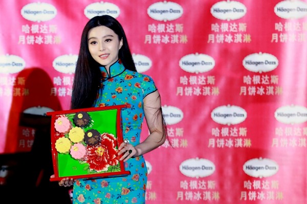L’actrice chinoise Fan Bingbing en costume traditionnel fait la promotion de gâteaux de lune glacés fabriqués par Häagen-Dazs pour la fête de la mi-automne, à Pékin le 21 août 2012. (Crédit : Zheng fude / Imaginechina / AFP)
