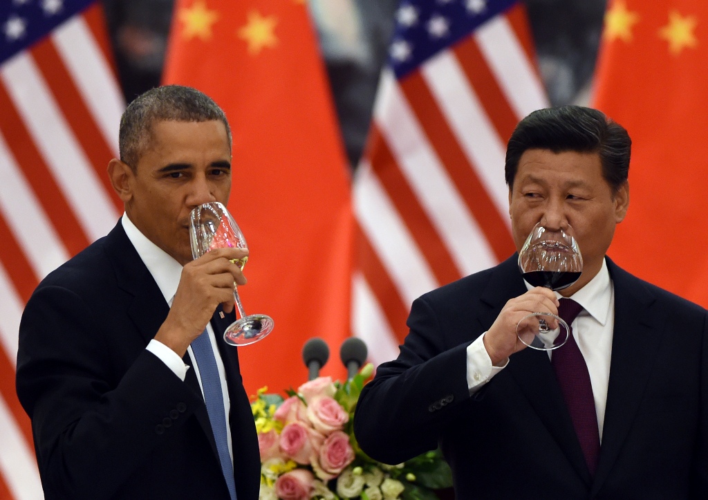 Le président américain Barack Obama partage un toast avec son homologue chinois Xi Jinping lors de sa visite à Pékin le 12 novembre 2014. (Crédit : AFP PHOTO/Greg BAKER /POOL)