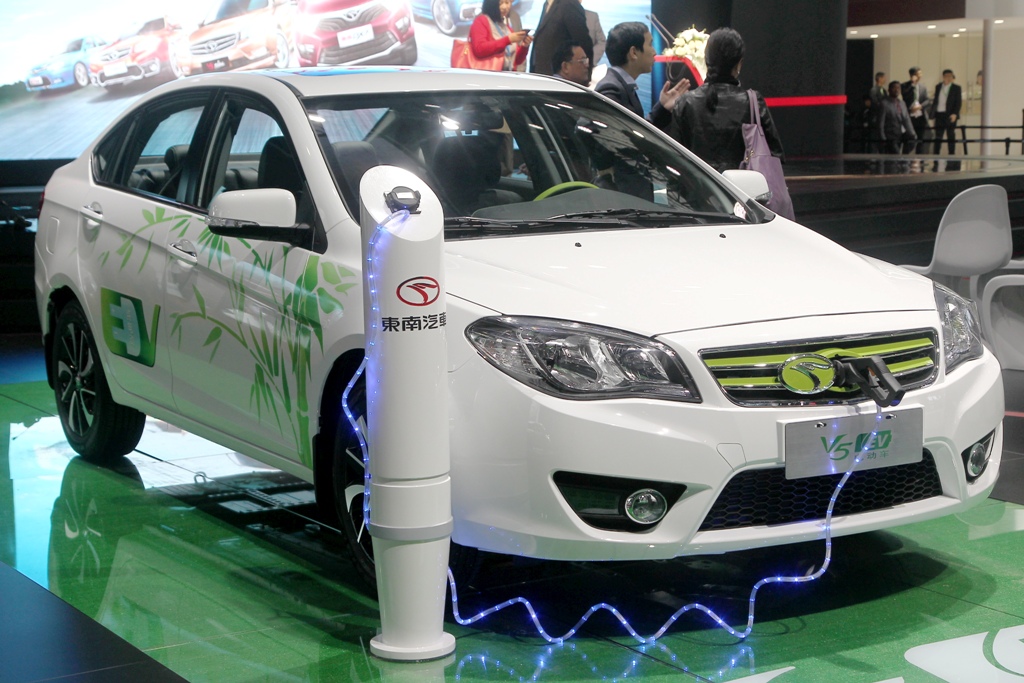Une voiture électrique Soueast V5 exposée au salon international de l’automobile de Shanghai le 20 avril 2015. (Crédit : Shanghai Daily / Imaginechina / via AFP)