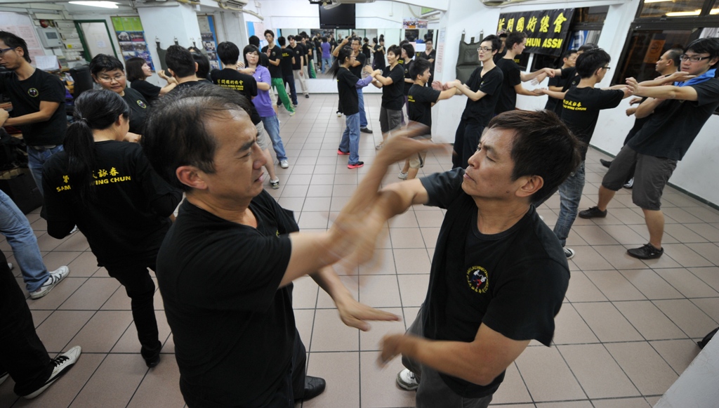 Pratiquants de Wing Chun, l’un des styles de kung-fu, dans une salle de la Yip Man Martial Arts Athletic Association in Hong Kong, le 8 novembre 2011. (Crédit : AFP PHOTO / AARON TAM)