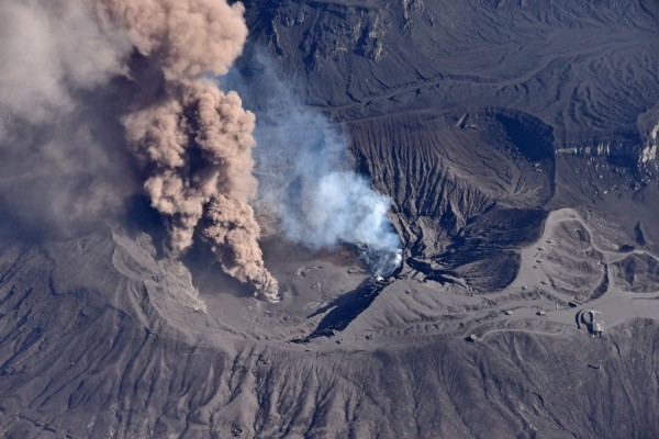Vue aérienne du Mont Aso, le plus grand volcan en activité au Japon, le 27 novembre 2014. (Crédit : Motoki Nakashima / Yomiuri / The Yomiuri Shimbun / via AFP)