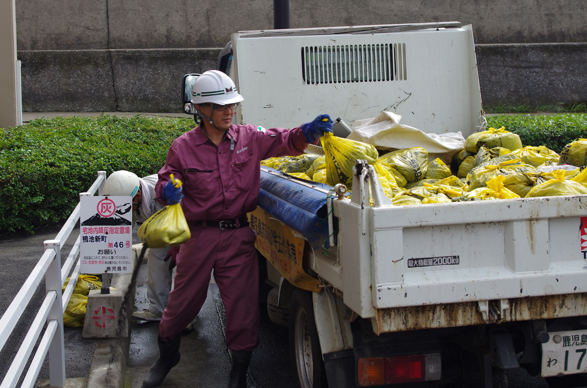 Jour de ramassage des sacs de cendre par les fonctionnaires de la ville de Kagoshima. Ces sacs sont lourds, le poids de la cendre dépassant celui de la terre. (© Jean-François Heimburger)