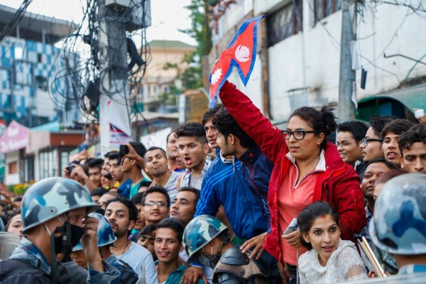 Après des années de débat, le Népal a adopté une nouvelle constitution le 20 septembre 2015, conduisant de nombreux habitants à sortir dans la rue pour célébrer devant le bâtiment de l’assemblée constitutante à Katmandou. (Crédit : CITIZENSIDE/BIBEK SHRESTHA / citizenside.com / via AFP)