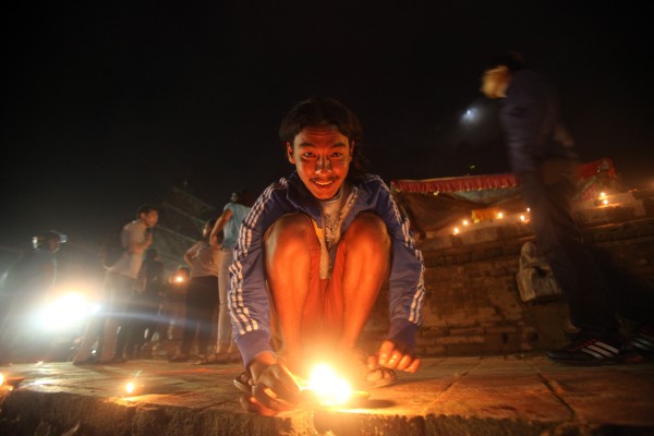 Un Népalais allume des bougies en signe de célébration à Katmandou après que le pays se soit doté d’une nouvelle constitution. (Crédit : CITIZENSIDE/DINESH SHRESTHA / citizenside.com / AFP).
