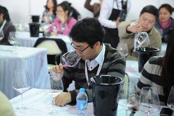 Dégustation de vins lors du VINISUD, la foire leader dans les vins méditerranéens, à Shanghai le 27 février 2013. (Crédit : PETER PARKS / AFP)