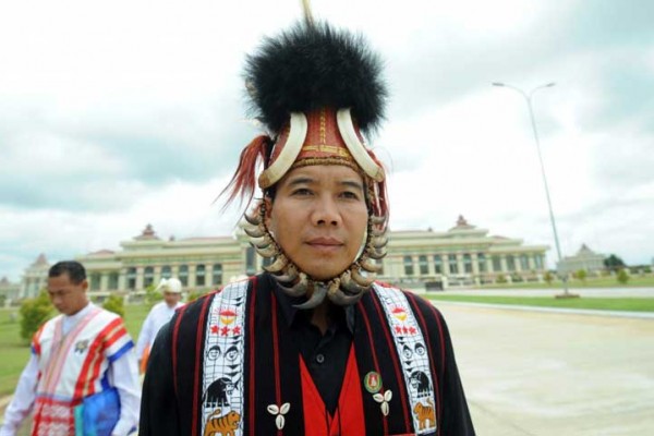 Un député issu d’une minorité ethnique quitte le Parlement birman de Nay Pyi Taw, en 2012. (Crédit : SOE THAN WIN / AFP)