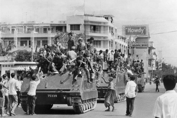 Les jeunes soldats khmers rouges sur leurs véhicules blindés made in USA, entrent dans Phnom Penh le 17 avril 1975, jour où le Cambodge passe sous le contrôle des forces de Pol Pot après un siège de trois mois et demi. (Crédit : SJOBERG / SCANPIX SWEDEN / AFP)