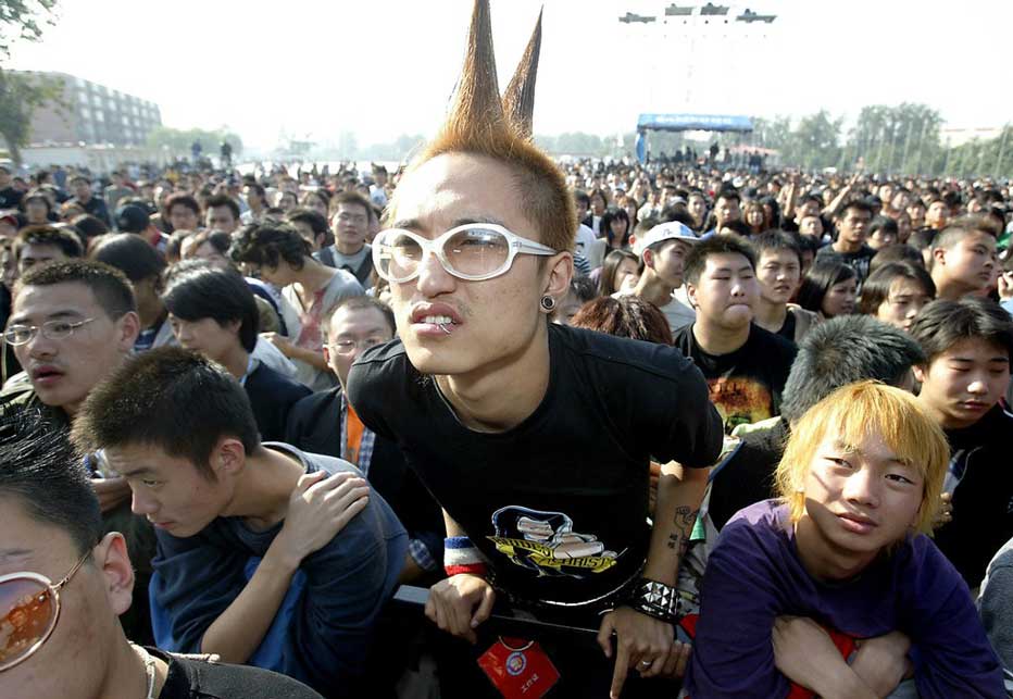 De jeunes rockeurs chinois sont rassemblés dans un parc à l’occasion d’un concert en plein air dans la capitale. (Crédits : STR/AFP).
