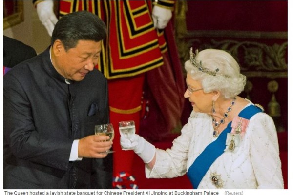 Le président chinois Xi Jinping trinque avec la Reine à l'amitié sino-britannique, lors d'un banquet à Buckingham Palace. Copie d’écran de Reuters, le 21 octobre 2015.
