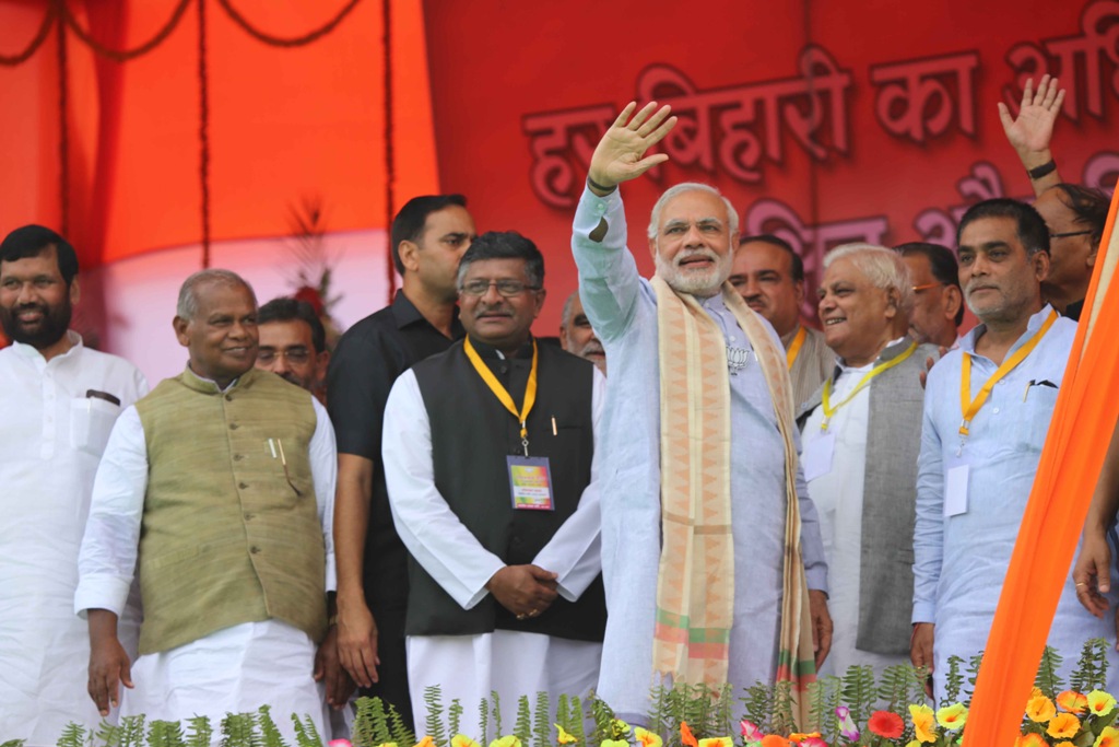 Le Premier ministre indien Narendra Modi esalue ses supporters à Gaya, le 9 août 2015. (rédit : STR / AFP)