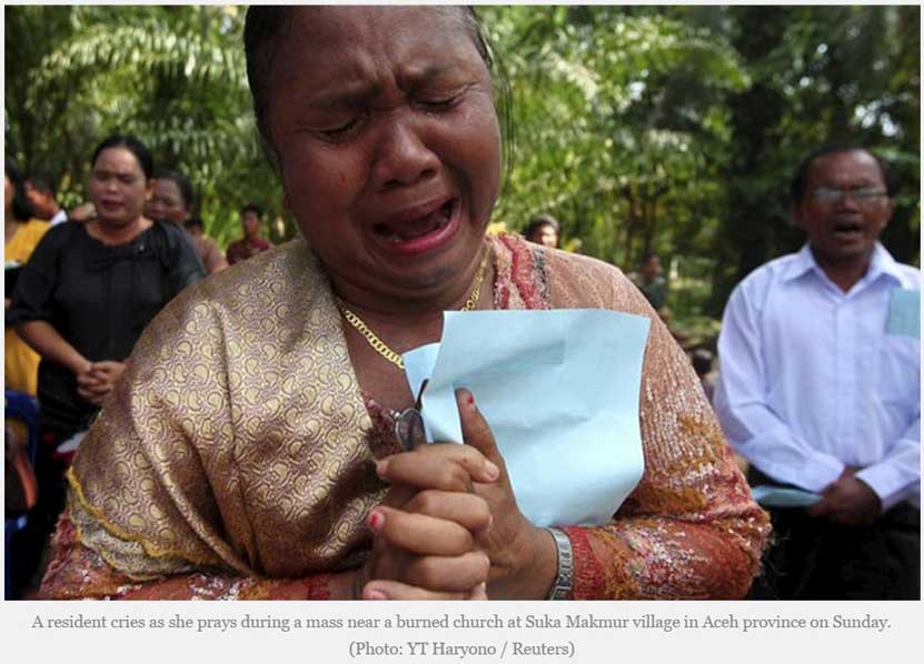 Une habitante de Suka Makmur (province d’Aceh, Indonésie) pleure l’incendie criminel d’une église, la semaine dernière. Copie d’écran de The Irrawaddy, le 19 octobre 2015.