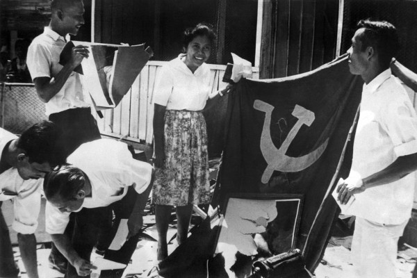Photo datée du 21 octobre 1965 de manifestants défilant dans Jakarta avec des drapeaux nationaux en criant des slogans anti-communistes. (Crédit : AFP).