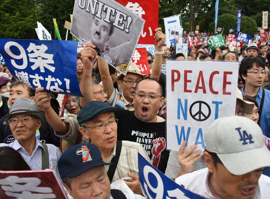 Au plus fort d’une manifestation contre la réforme militaire de Shinzo Abe devant la Diète le 30 août 2015. (Crédit : AFP PHOTO / Toru YAMANAKA)
