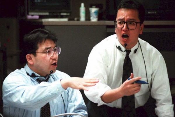 A la bourse de Tokyo, le 7 avril 1995, dix ans après la réévaluation du yen, l’endaka, qui a changé la face de l’économie japonaise et asiatique. (Crédit : JUNJI KUROKAWA / AFP)