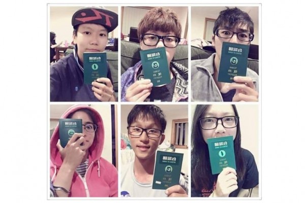 C’est la nouvelle "mode" sur les réseaux sociaux pour les jeunes Taïwanais : se photographier dans les zones d’embarquement des aéroports internationaux avec leur "nouveau" passeport. (Crédit : D.R.)