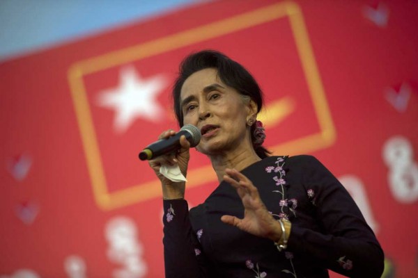 La chef de l’opposition birmane Aung San Suu Kyi sur scène lors d’un des derniers meetings de campagne de la LND à Rangoun le 1er novembre 2015. avant les législatives du 8 novembre. (Crédit : Ye Aung Thu / AFP)