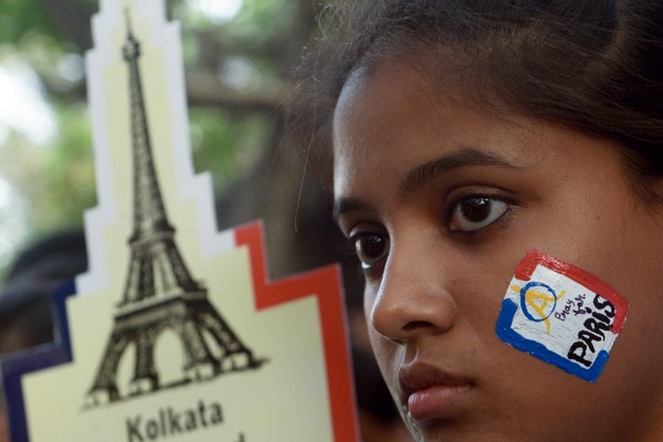 Une étudiante indienne participe à une marche silencieuse pour condamner les attentats de Paris, à Calcutta le 18 novembre 2015. (Crédit : AFP PHOTO/ Dibyangshu SARKAR)