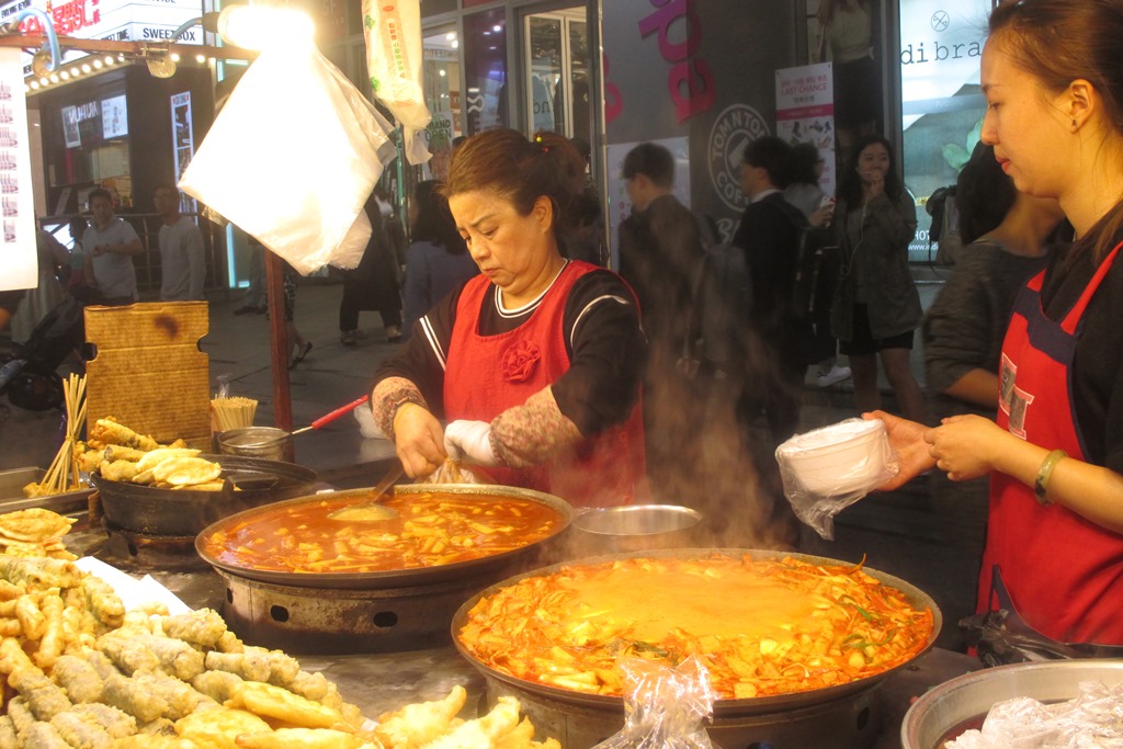 Marchande de tteokbokki, gâteau de riz piquants et très populaire en Corée.