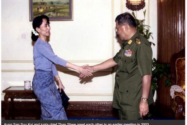 Aung San Suu Kyi, grande gagnante des élections générales birmanes de novembre, a rencontré samedi le leader de l’ancienne junte Than Shwe. Ici, une photo de leur rencontre en 2003.