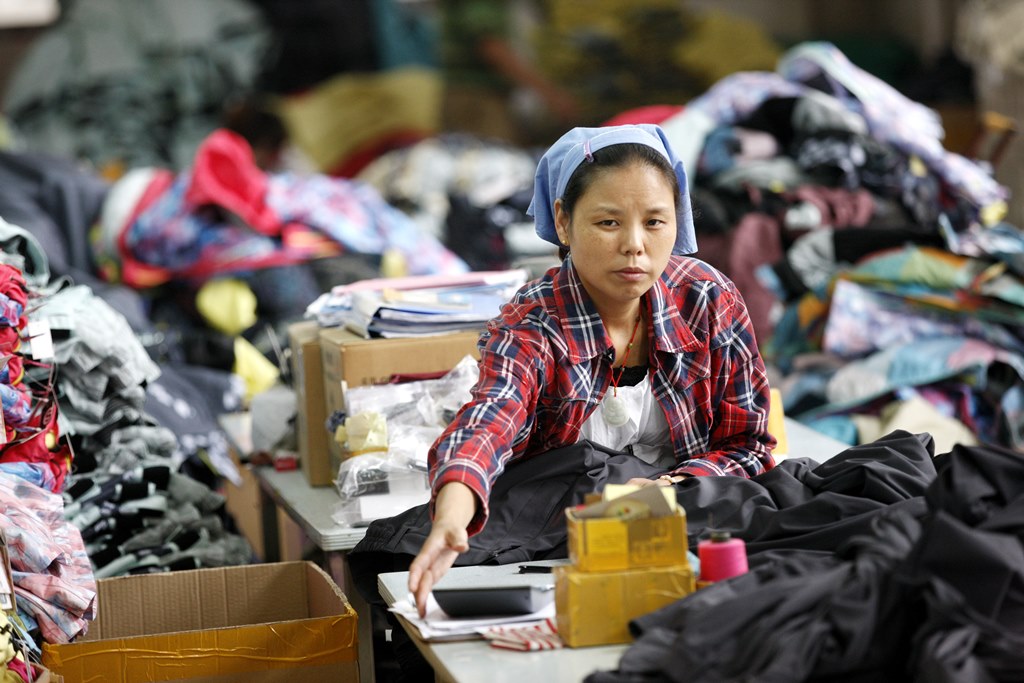 Ouvrière chinoise dans une usine textile de Huabei, dans la province de l’Anhui en Chine de l’Est, le 1er septembre 2015.