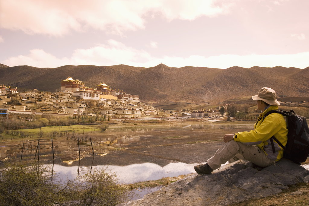 Un voyageur devant le monastère bouddhiste de Ganden Sumsteling Gompa à Zhongdian dans la province du Yunnan.