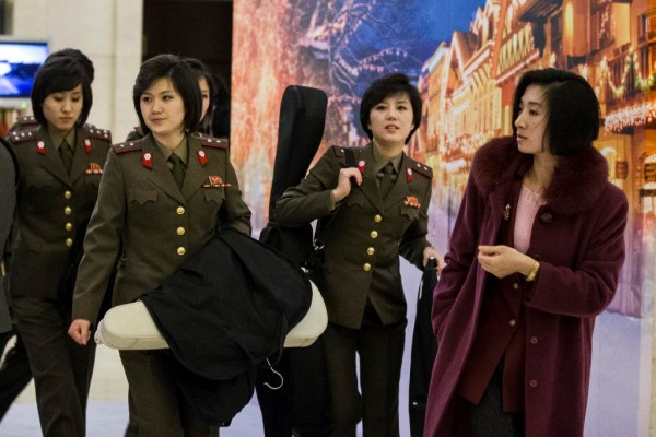 Les membres du girls band nord-coréen Moranbong Band à leur arrivée à l’aéroport de Pékin, le 10 décembre 2015. Le groue favori de Kim Jong-un - il en aurait choisi tous les membres - est le dernier, voire le seul, outil de soft power de Pyongyang.