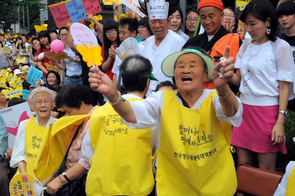 Dames sud-coréennes en uniforme jaune, forcées il y à 70 ans de se prostituer pour les soldats japonais, et appelées "femmes de réconfort". Ici lors d'une manifestation pour appeller Tokyo à offrir des réparations, devant l'ambassade du Japon à Séoul, le 11 août 2010.