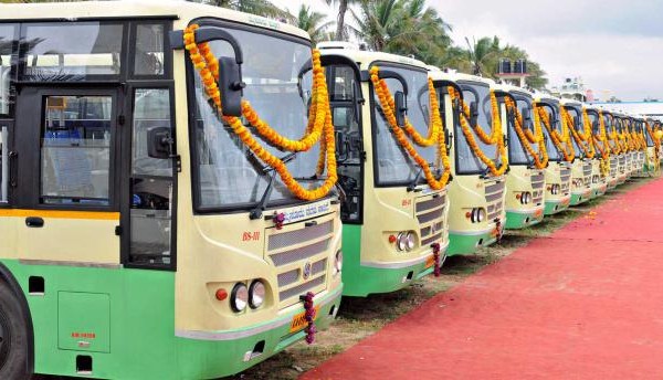 Les nouveaux bus du dépôt de Vijayanagar à Mysore en Inde, le 25 septembre 2013.